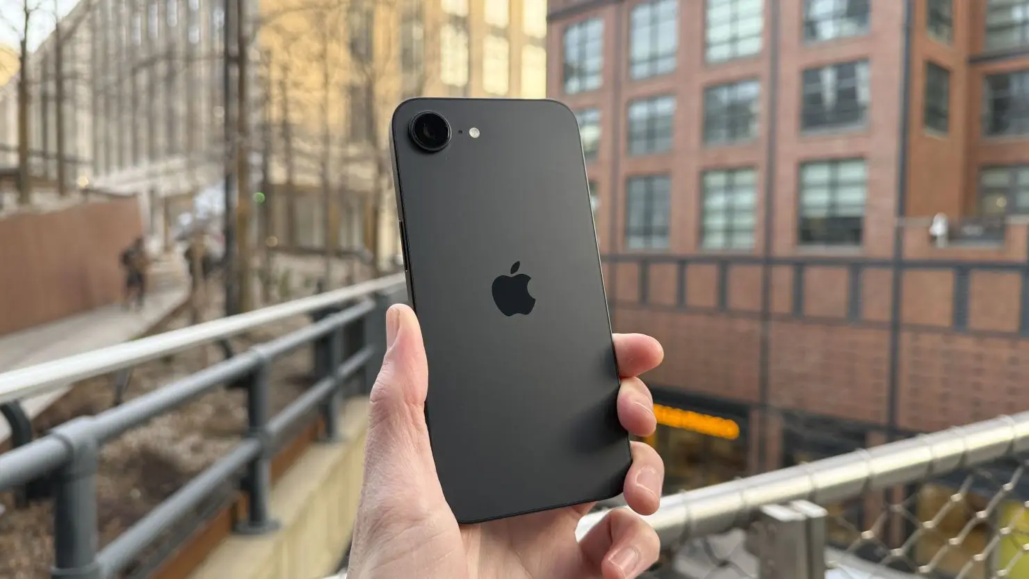 تصاویر گوشی آیفون  Apple iPhone 16e عکس 3